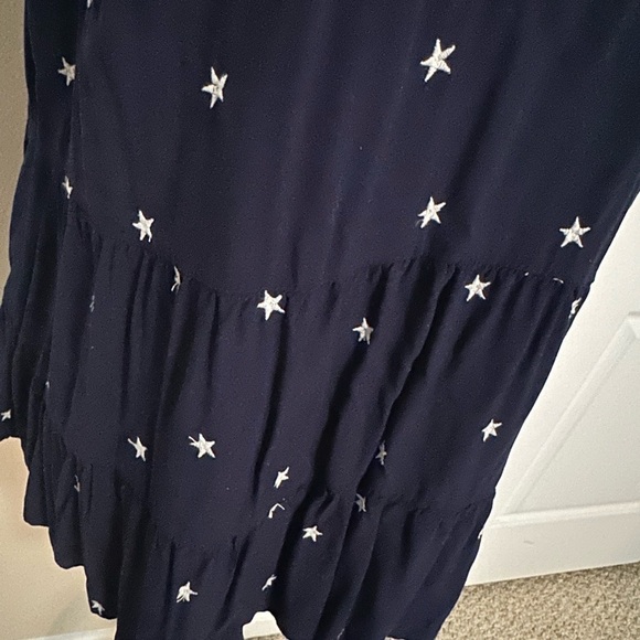 Crown & Ivy Sleeveless Tiered Tunic with Floppy Collar - Picture 2 of 6